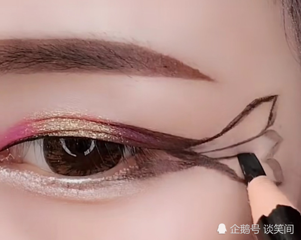 最近"金鱼眼妆"风很大,本以为是青铜,睁眼瞬间才知道是王者!