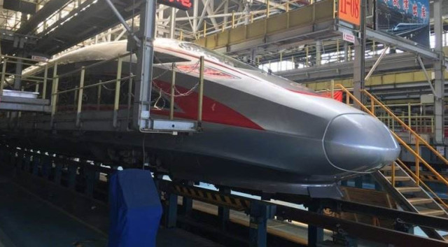 中国高铁出事了?复兴号电线突然断裂,