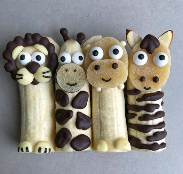 他们的巧手仿佛被施了魔法,把各种各样的动物,植物都融进水果里.