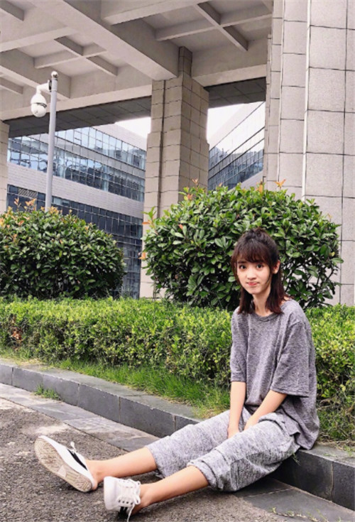 当初邢菲出演的《恶魔少爷》的时候,还属于一个微胖类型的女孩,后来