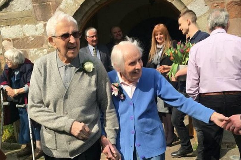 现年95岁的吉姆和94岁的艾琳在结婚75周年纪念日重办婚礼