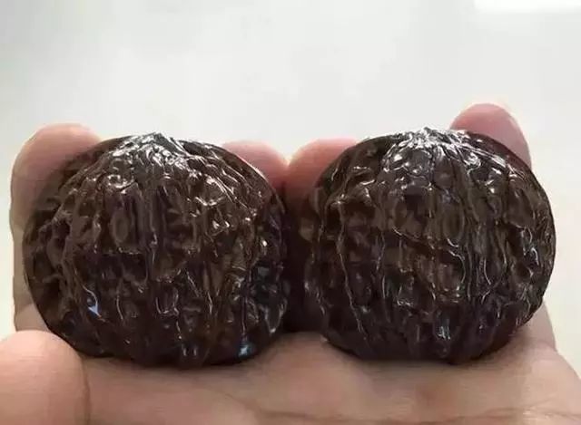 我汗颜了,一对儿核桃红黄黑走向完全因其皮质密度好坏决定,和大汗手有