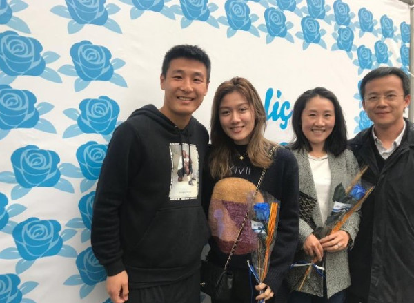 武磊靠活动刷存在?跟当地球迷打成一片 与争夺