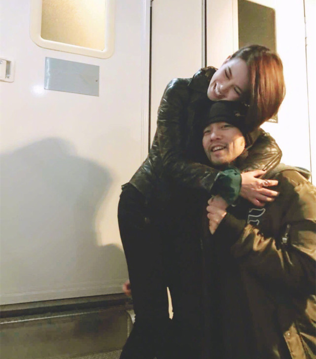 昆凌晒表情包回应老公周杰伦喝奶茶梗