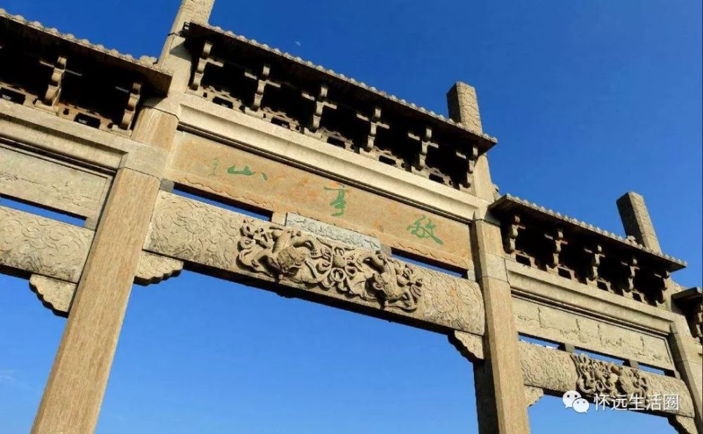 有诗《寄从弟宣州长史昭》(一说《寄从弟李昭》)流传:"尔佐宣城郡,守