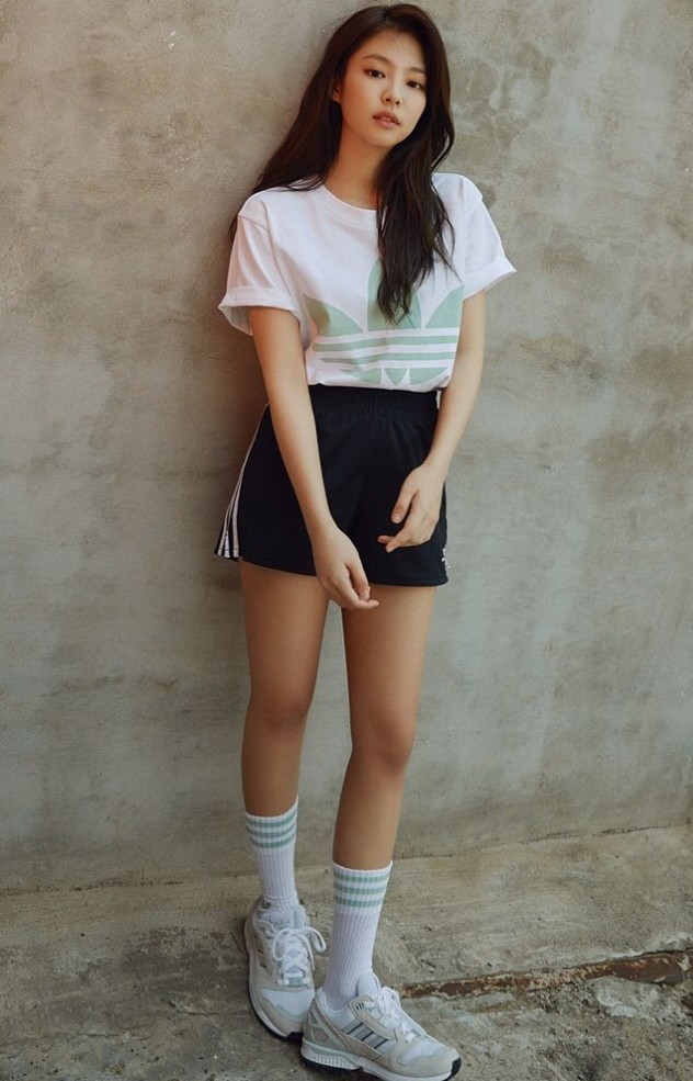 还在穿船袜?潮人金智妮早已穿上"绿条袜 老爹鞋",贼好看!