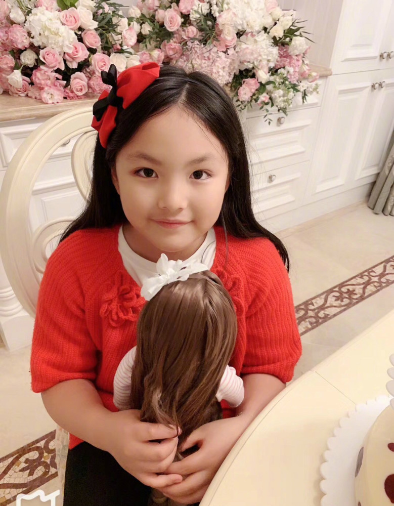 李湘女儿"整容式长大",中分黑长直乖巧淑女,真像妈妈