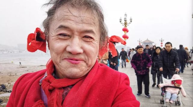 谷雨丨青岛"大喜哥"20多年精心妆扮 渴求成为女人