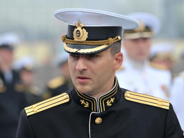 图片:帅气的俄罗斯海军中校,其身着新式的黑色礼服.
