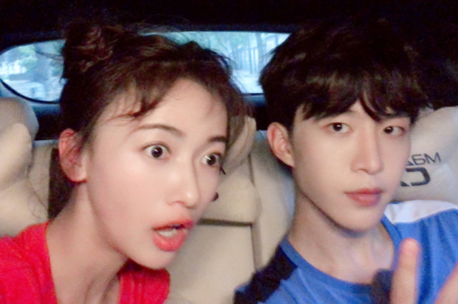 吴谨言称范丞丞"小脸儿弟弟",而看到范丞丞对她的称呼,甜炸了