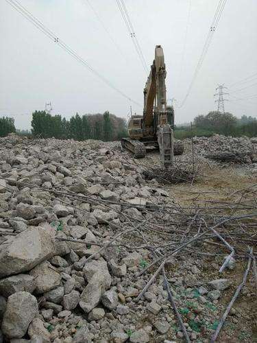 新鄭市郭店鎮一處渣土埋填場5000平米黃土裸露