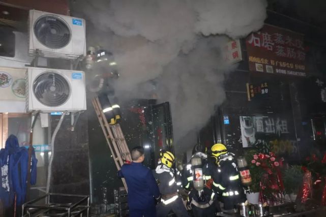 烧烤店开业第一天失火，致7人遇难