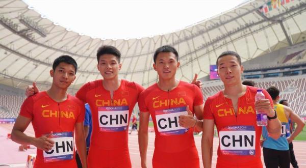 中国男子4×100米接力踩线犯规 被取消