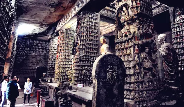 钟山石窟钟山石窟位于延安子长县安定镇东侧,又名"普济院"," "石宫寺"