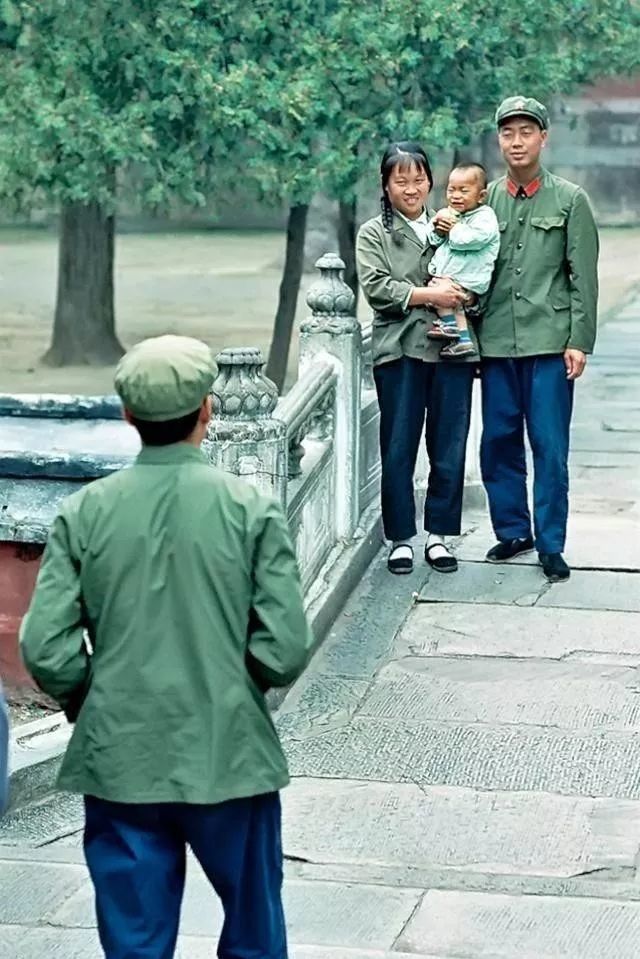 老照片裡的70年代中國軍裝是最帥衣服最後一張女孩素顏真漂亮