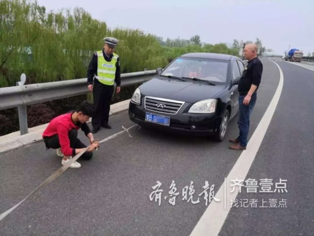 险 高速上擅自牵引故障车还好菏泽高速交警处置快 高速交警 应急车道 菏泽 高速公路