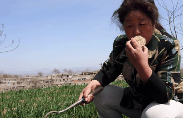 女子爱好"吃土"成村里名人,50年吃5吨泥土,医生都很惊讶
