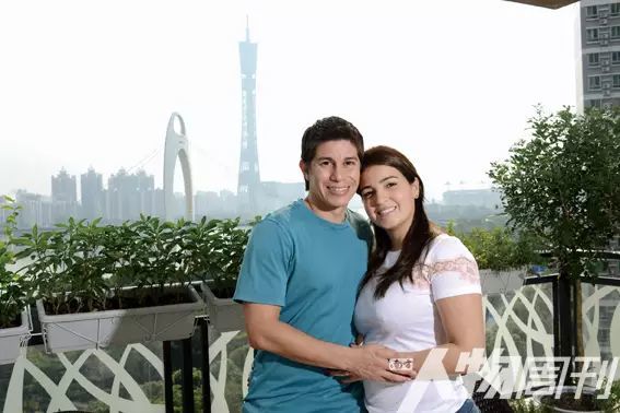 孔卡和妻子葆拉在广州珠江新城的豪宅里 图/方迎忠