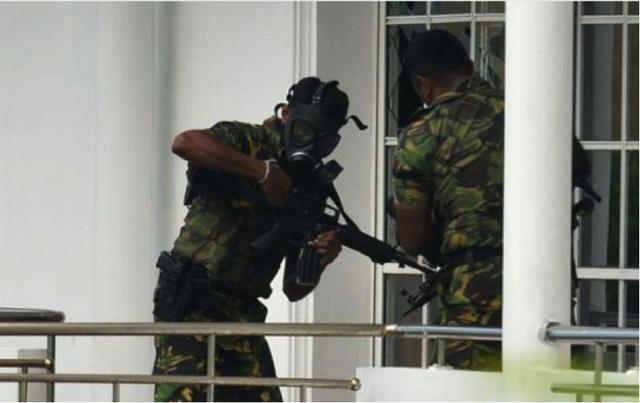 斯里兰卡特警队成员搜查一所房子 图片来源：AFP