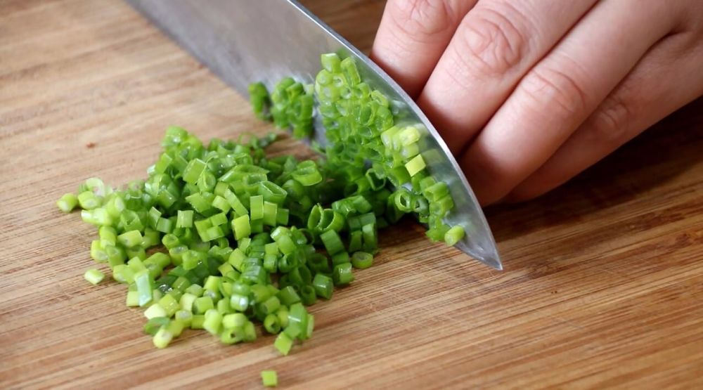 小葱切成葱末儿,备用.