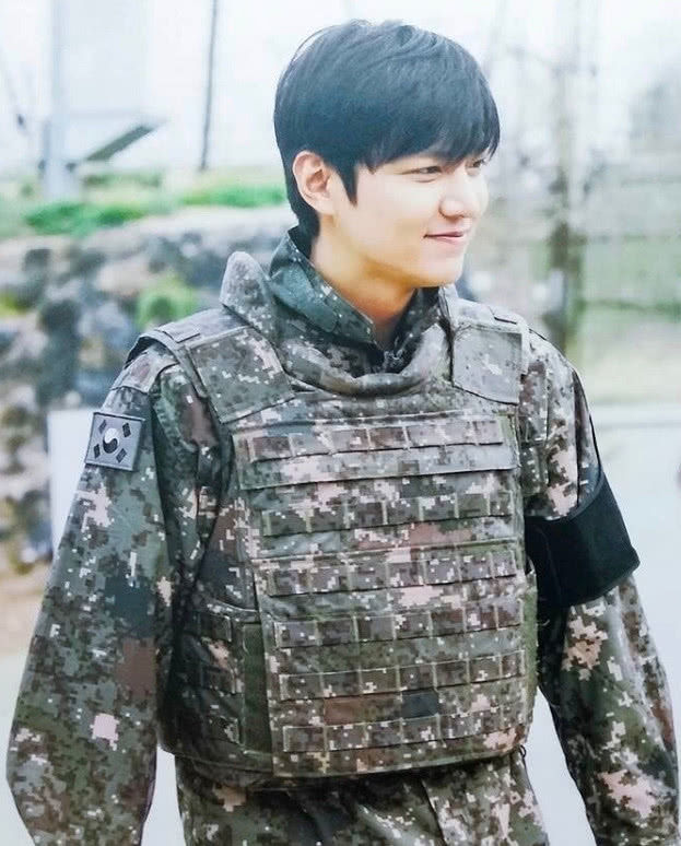 李敏镐退伍归来人气不减,现身办理手续,身穿黑色西装帅气十足