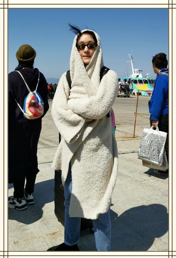 周迅彻底放飞自我?44岁狂发福,未p图照脸大一圈,小腿似柱子