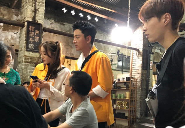 迪丽热巴和贾乃亮组cp去购物,谁注意张艺兴的眼神?酸成柠檬精