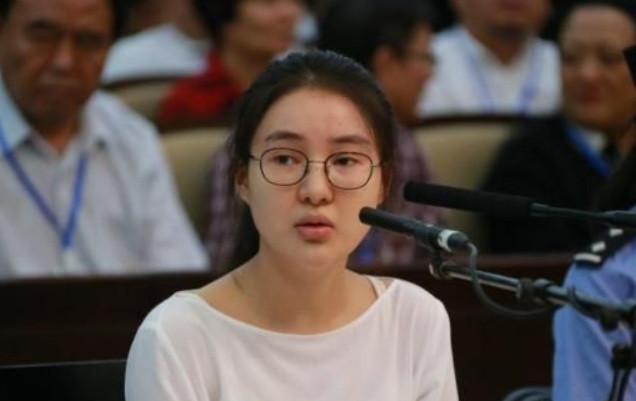 在前些年,郭美美还是红十字会的总经理,一个炫富高调的女网红,但是