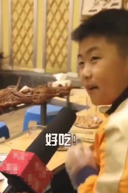 男孩吃烤羊肉时接受采访,因记者一句话而自扇耳光!童年时光破碎