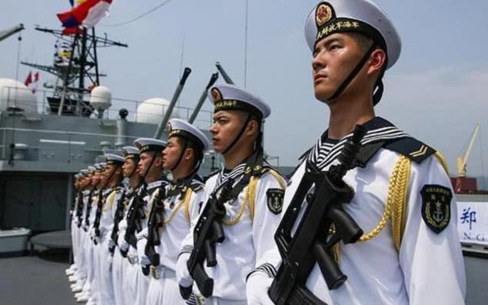 中国海军军帽上,为什么会有两根黑色带子?很多人都猜错了