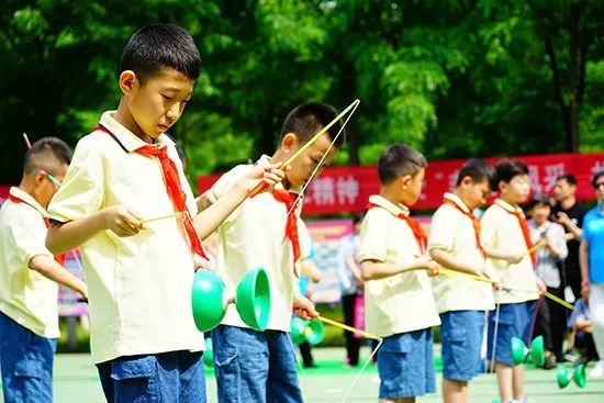 资料图:丰台二中附属小学的学生们表演抖空竹