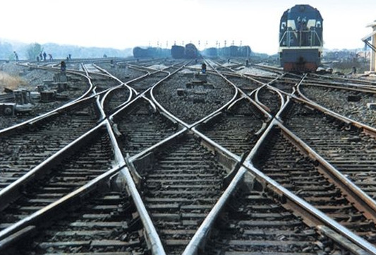 火车在轨道上行驶 如何才能保证不会走错 看完你就有答案了