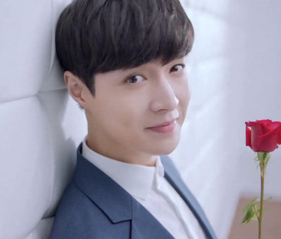 张艺兴《猜不透》mv的女主照曝光,戴的耳坠成焦点,被网友疯抢