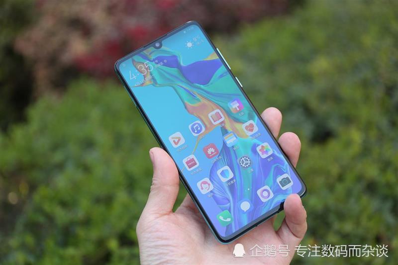 华为p30,ip68级别的防水,落水就坏,那么对手表现如何呢