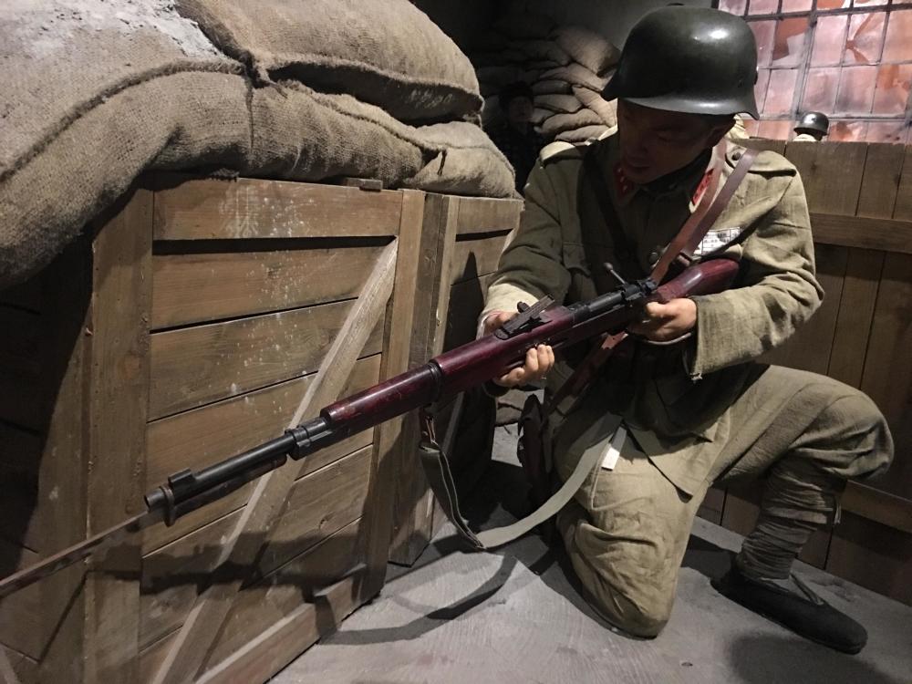 军迷怒怼精日四行仓库再现打鬼子上海军迷带4岁萌娃重现抗日