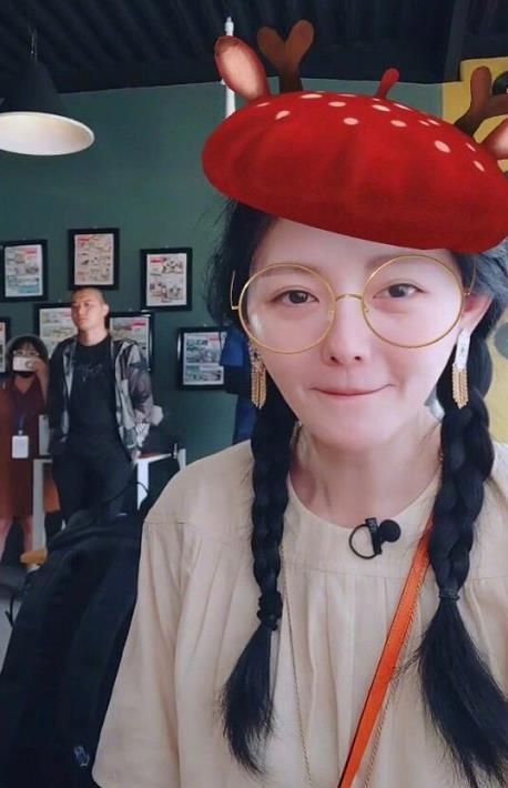 42岁的大s晒双马尾素颜照,笑起来时,网友:好像又看到了杉菜