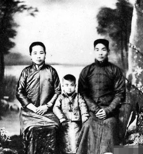 因为是刀口上舐血的买卖,大多都有功夫傍身,霍元甲的父亲霍恩第就是