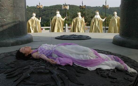 紫儿:我为爱剔仙骨,锦觅:我为爱魂飞魄散,她:两位妹妹都坐下