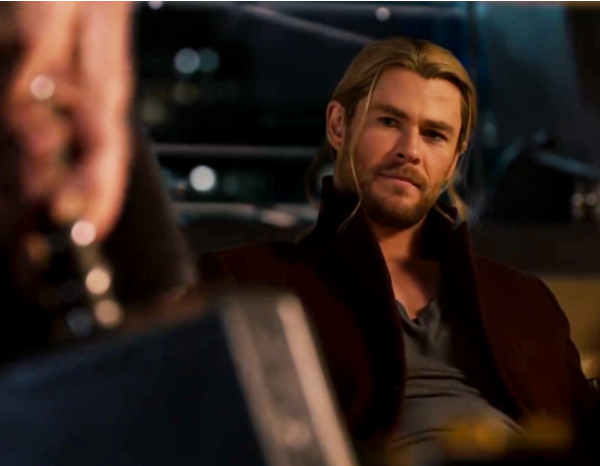 复联4:为何美队也能拿起喵喵锤?只因这一举动