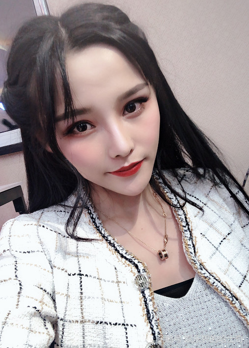 仙艾美直播崩溃大哭只因黑粉带节奏说人气低网友哭给谁看