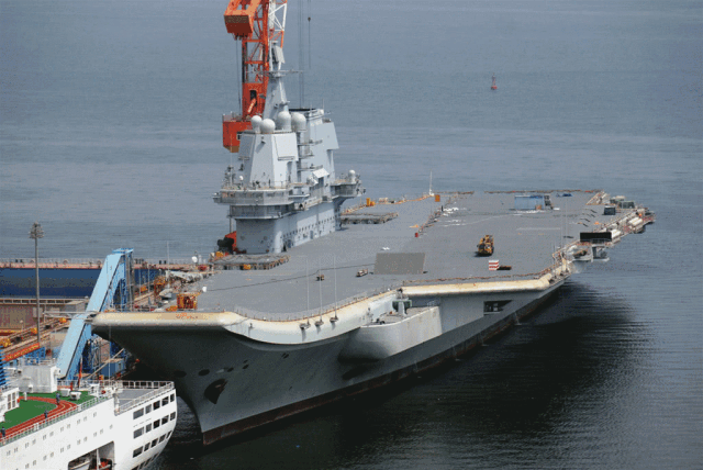 国产航母2周岁!海军节前换"新衣" 还被民众送"上天"