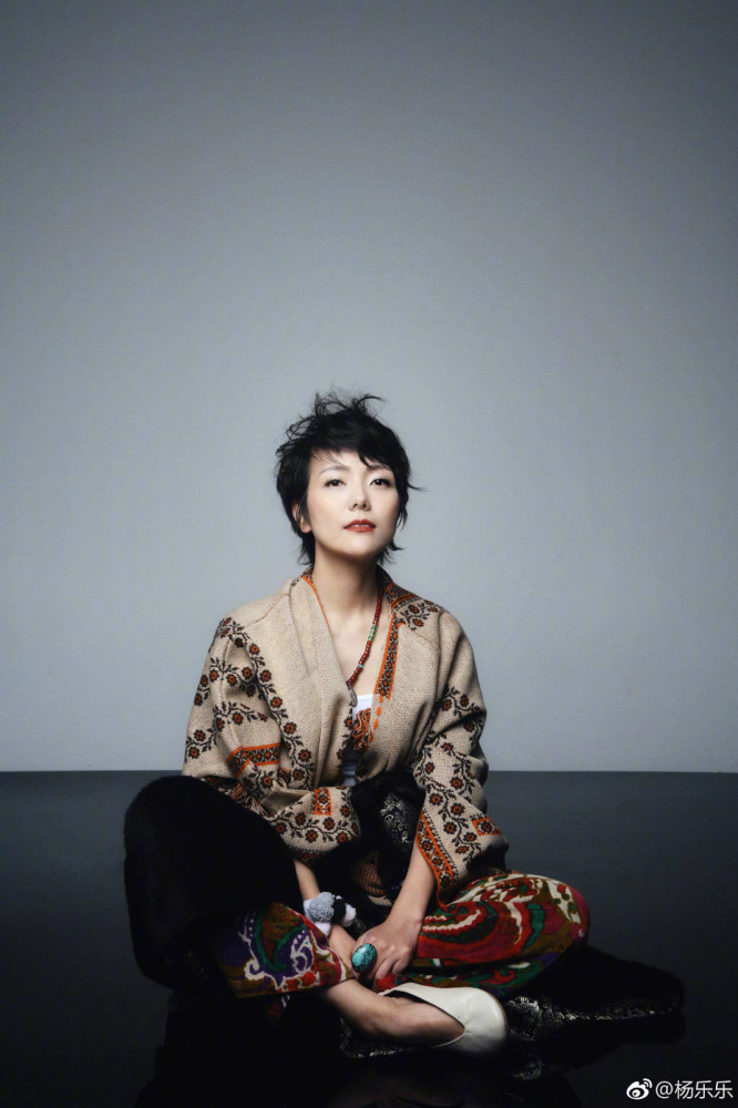 40岁杨乐乐美得低调,穿"天鹅裙"秀好身材,汪涵好眼光