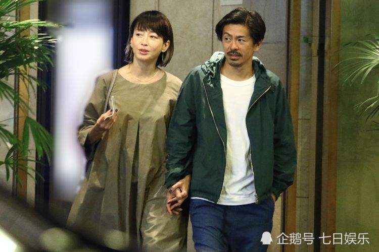 "日本王祖贤"衣着宽松疑似怀孕,外出被拍获小老公贴心搀扶