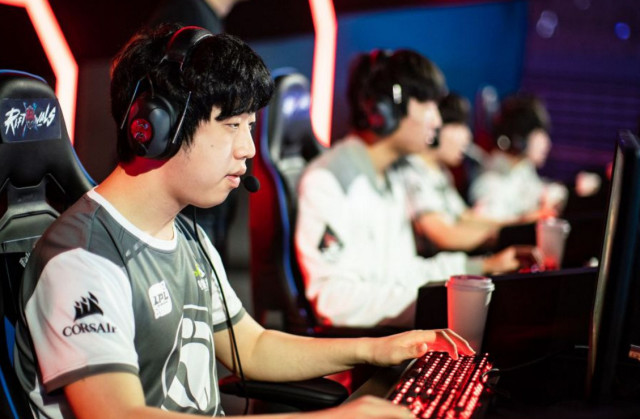 lpl冠军收割者诞生,奖杯数量没人多到吓人,成lpl第一人!