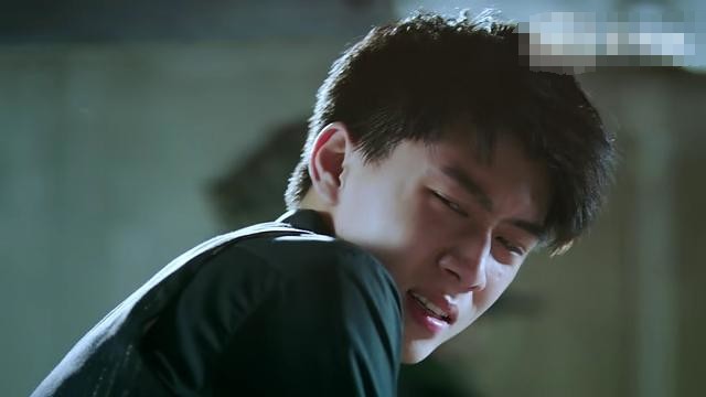 萨维卡在改邪归正之后便枪击毒王张九,而从张九失控时的眼神中就能够