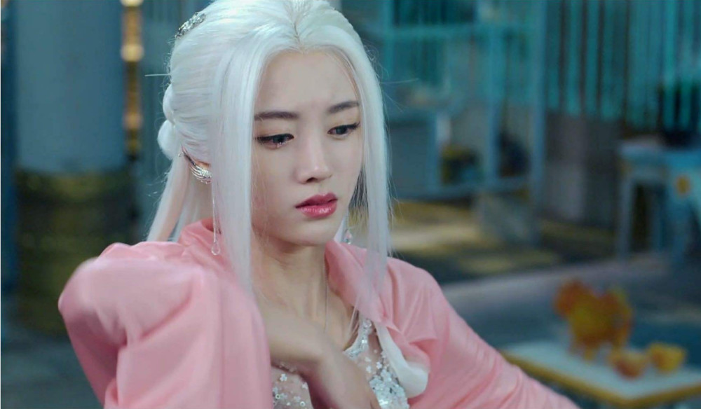 鞠婧祎为何叫四千年第一美女,看到她白发美照后,网友:恋爱了!