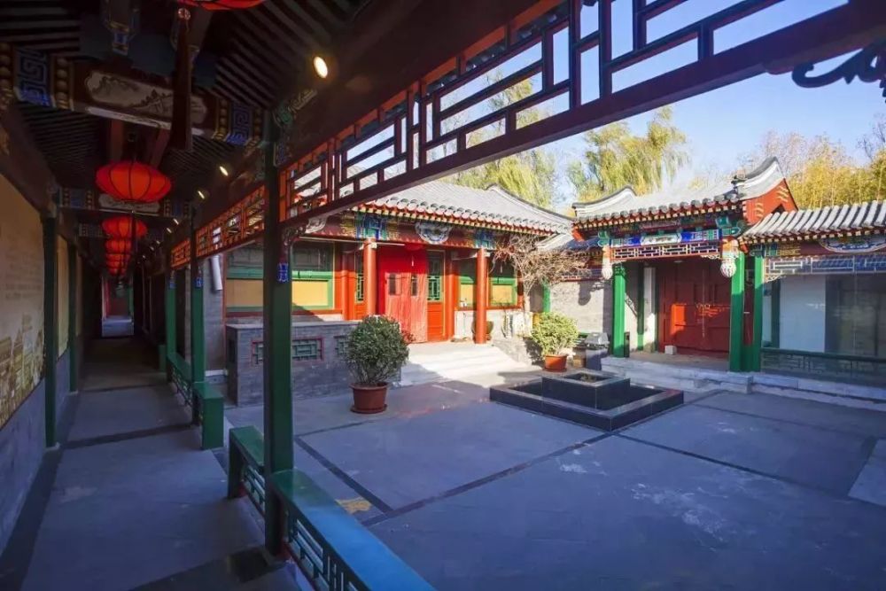 北京四合院外墙是青色的而南方四合院则属于是白墙黛瓦.