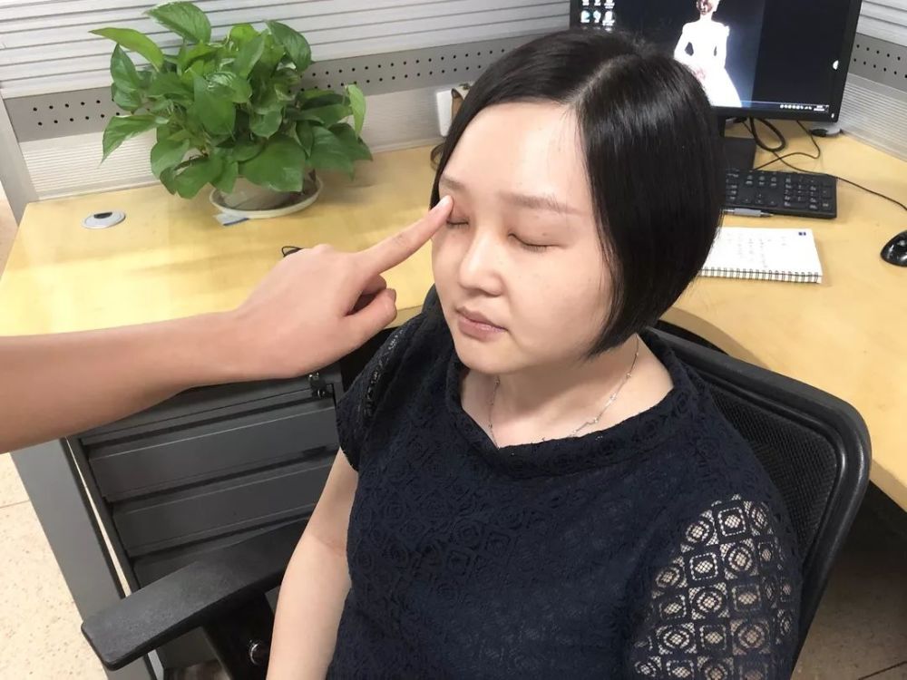 "指测法"——用两根手指,只需两步,就能自测我们的眼压究竟有没有过高
