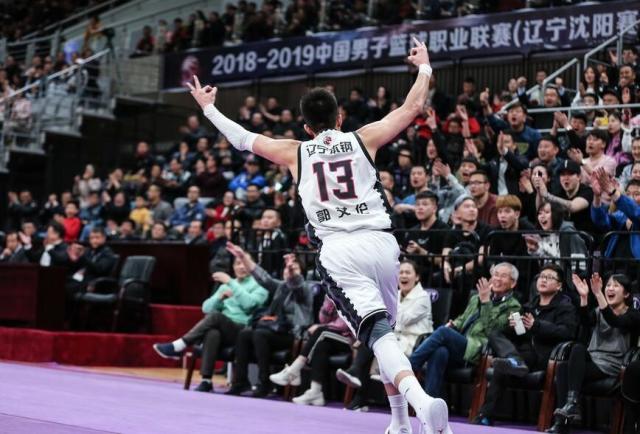 郭艾伦录制跑男现场图被曝光 亚洲第一后卫速