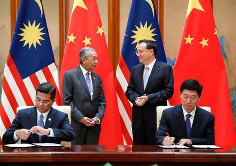国务院总理李克强和马来西亚总理马哈蒂尔共同见证双边合作文件签署。（图源：中国政府网）